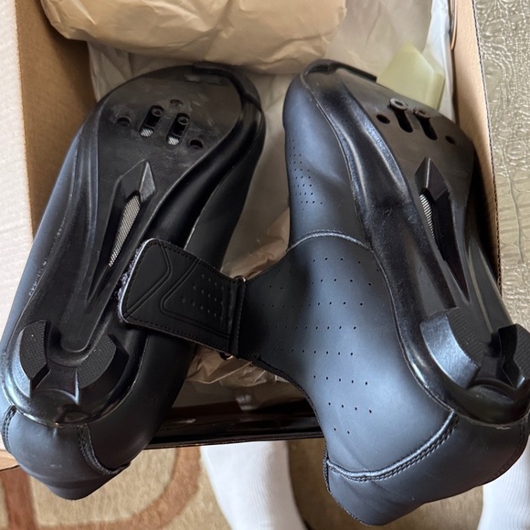 Sleek Black Athletic Shoes for Men - Picture 4 of 6